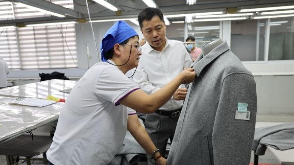 涨上策 从农家走向国际供应链的他，为何每天关心的却是老人用餐、村民看病等分外事？